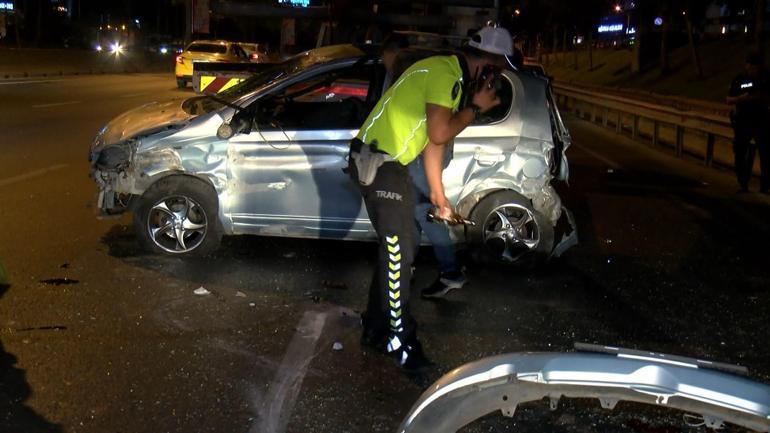 Kadıköy D-100de, kontrolden çıkan otomobil bariyerlere çarparak takla attı: 4 yaralı