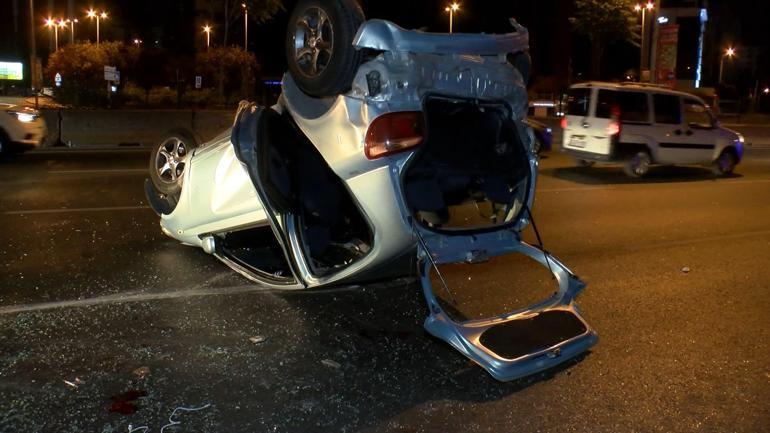 Kadıköy D-100de, kontrolden çıkan otomobil bariyerlere çarparak takla attı: 4 yaralı