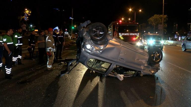 Kadıköy D-100de, kontrolden çıkan otomobil bariyerlere çarparak takla attı: 4 yaralı