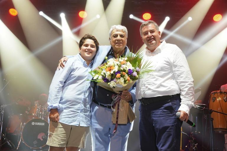 Enrico Macias Çeşme Festivali kapsamında konseri verdi