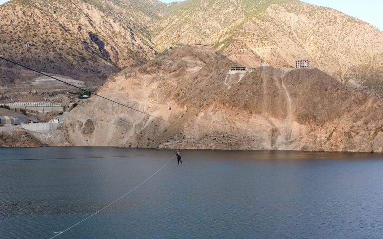 Belediye başkanı Türkiye’nin en yüksek barajında zipline yaparken mahsur kaldı
