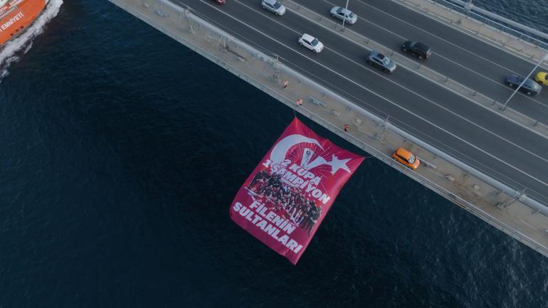 Filenin Sultanları’nın ‘2 Kupa 1 Şampiyon’ yazılı bayrağı Boğaz’daki köprülere asıldı