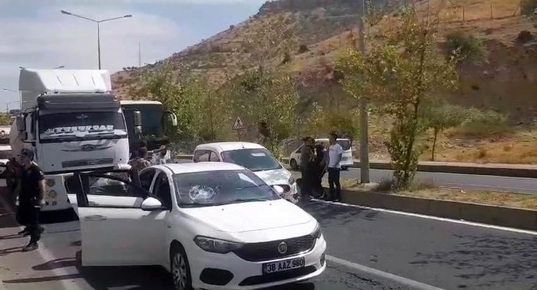 Trafikte taşlı- yumruklu yol vermeme kavgası kamerada