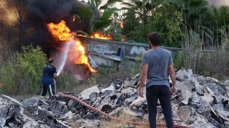 Antalyada teknelere ve ormana sıçrayan ot yangını kontrol altına alındı