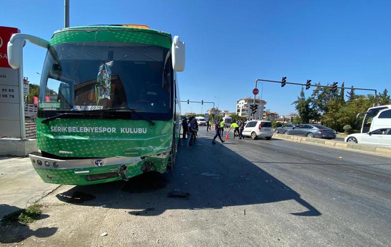 Serik Belediyespor takım otobüsü, otomobille çarpıştı: 1 yaralı