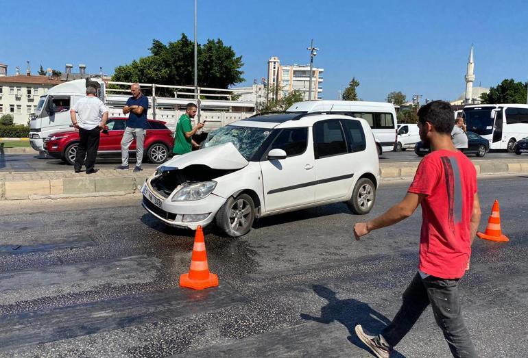 Serik Belediyespor takım otobüsü, otomobille çarpıştı: 1 yaralı