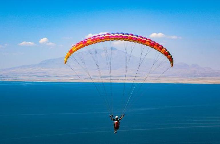 Van Gölü sahilinde yamaç paraşütü ve paramotor şampiyonası