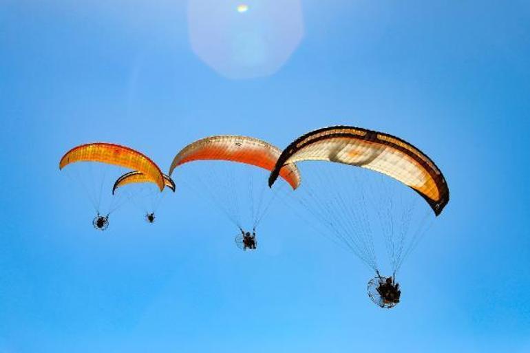 Van Gölü sahilinde yamaç paraşütü ve paramotor şampiyonası