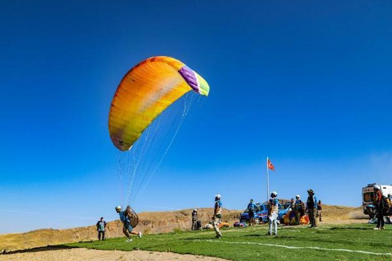 Van Gölü sahilinde yamaç paraşütü ve paramotor şampiyonası