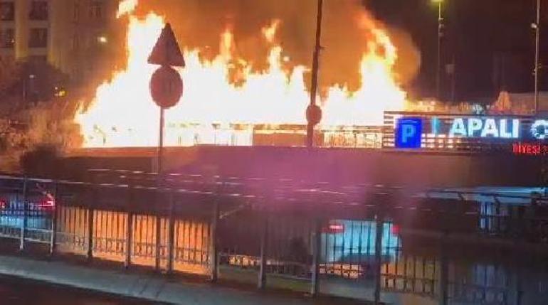 Beyoğlu Evlendirme Dairesinin bahçesindeki yürüyüş yolu alev alev yandı