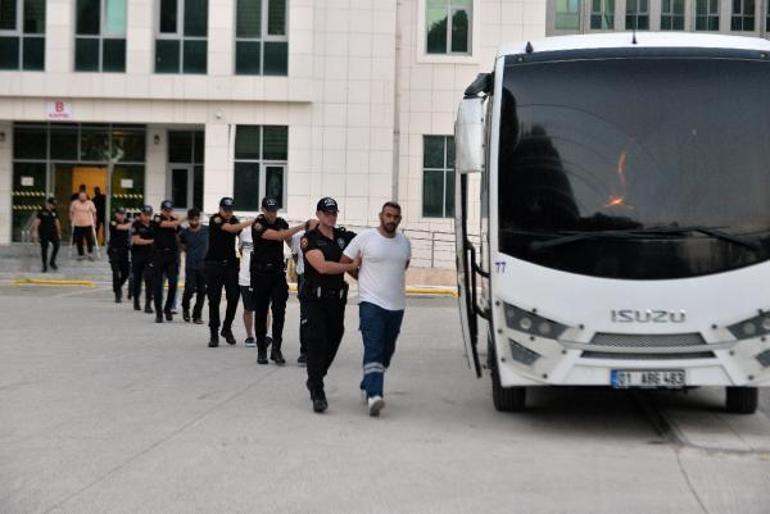 ‘Şirinler’ çetesi operasyonunun görüntüleri ortaya çıktı; polis kapıyı zırhlı araçla kırmış