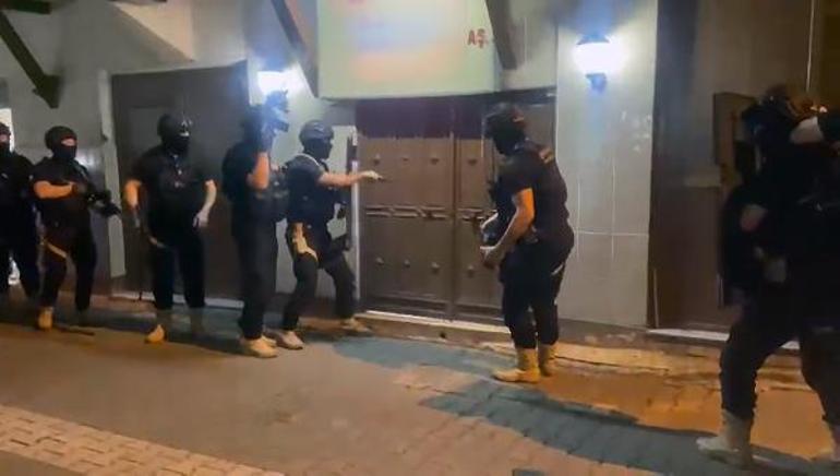 ‘Şirinler’ çetesi operasyonunun görüntüleri ortaya çıktı; polis kapıyı zırhlı araçla kırmış