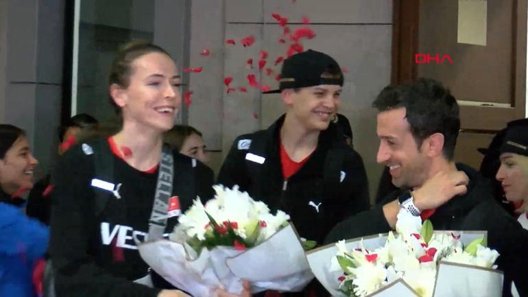 Olimpiyat kotası alan Dünya 1 numarası Filenin Sultanları yurda döndü