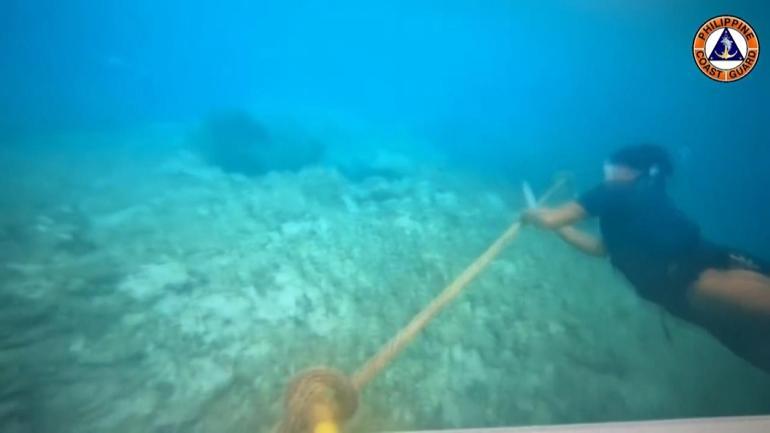 Filipinler, ihtilaflı sulardaki Çin’in döşediği bariyer ağları keserek kaldırdı