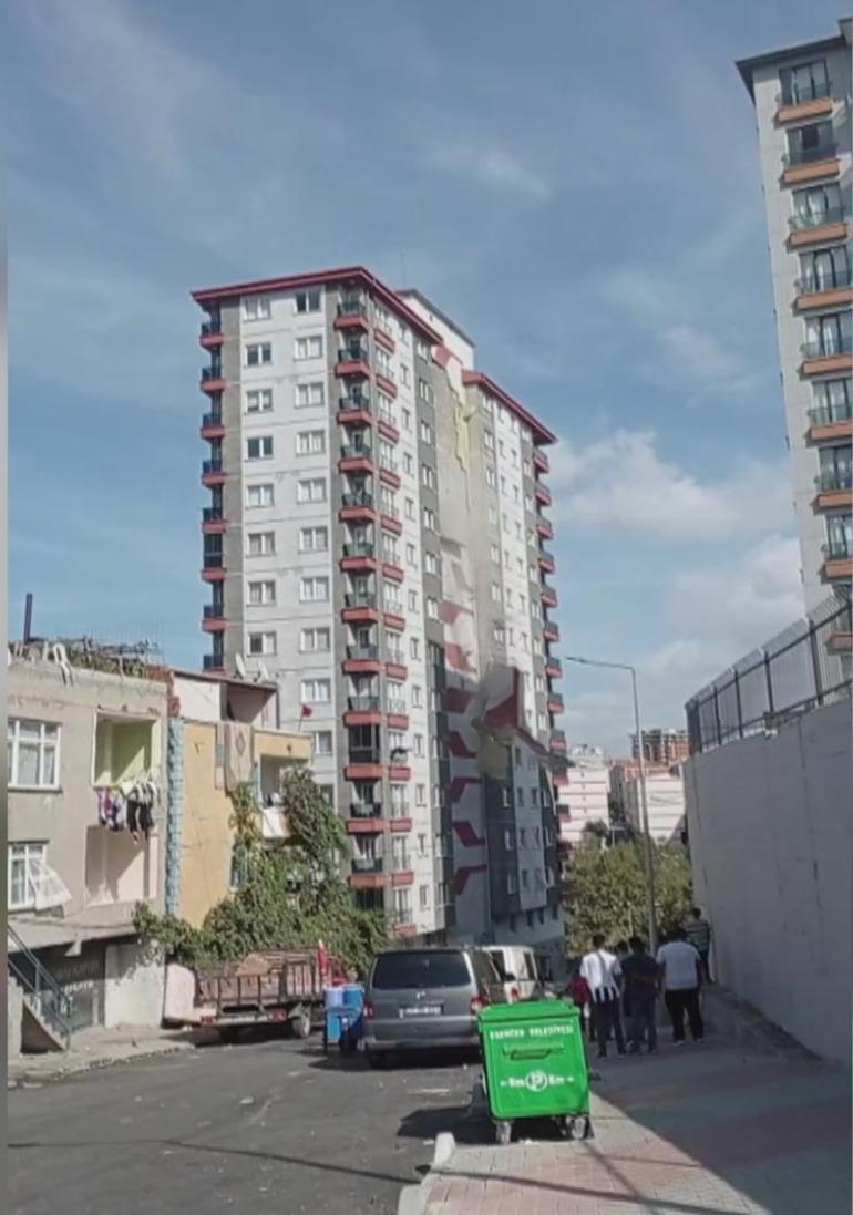 Esenlerde apartmanın dış cephe kaplamaları düştü