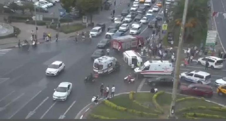 Vatan Caddesinde ambulans devrildi: 3 yaralı