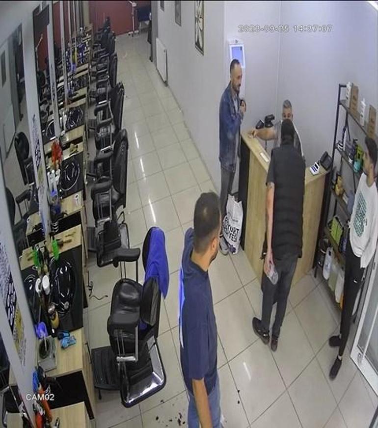 İşten çıkarıldığını öğrenince bıçağını alıp patronuyla kavga etti