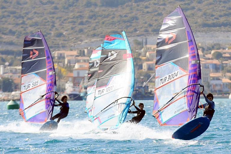 Alaçatı Wind Festte Alaçatının rüzgarı çocuk ve gençler için esmeye devam ediyor
