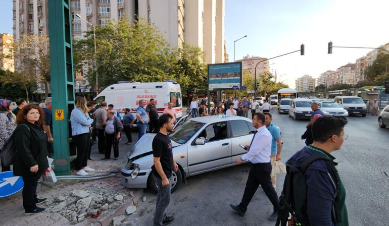 Kazada başından yaralanan sürücüye vatandaşlar tampon yaptı