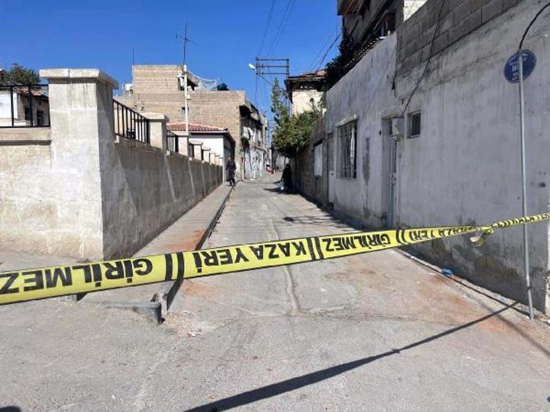 Boşanma aşamasındaki eşini öldürdü; 3 çocuğu ve komşusunu yaralayıp, intihar etti