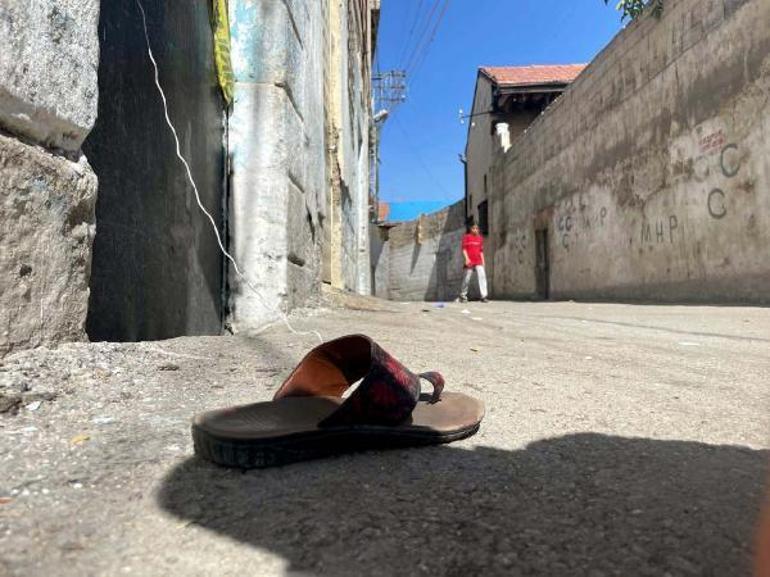 Boşanma aşamasındaki eşini öldürdü; 3 çocuğu ve komşusunu yaralayıp, intihar etti