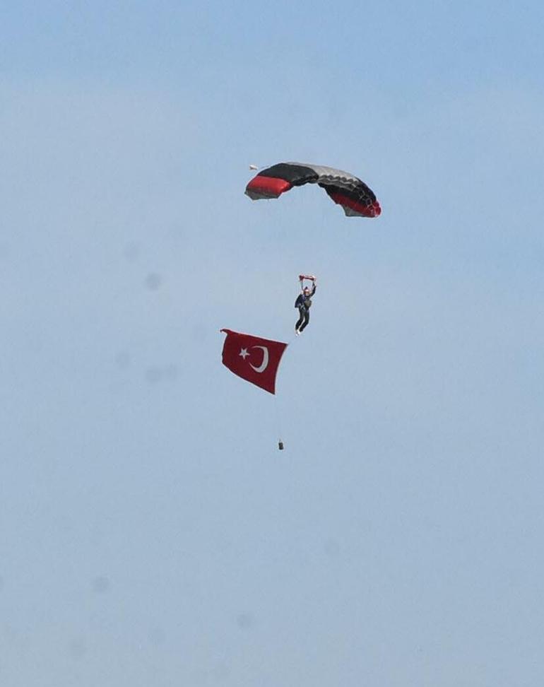 İzmirde TEKNOFESTte 2nci gün; paraşüt atlayış ekibi gösteri yaptı