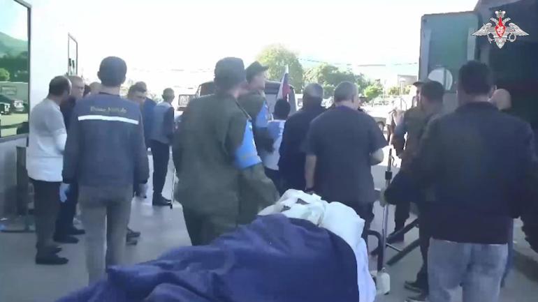 Rus güçleri, Karabağ’da yakıt deposundaki patlamada yaralanan sivilleri helikopterle taşıdı