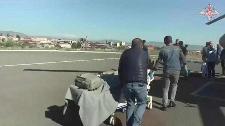 Rus güçleri, Karabağ’da yakıt deposundaki patlamada yaralanan sivilleri helikopterle taşıdı