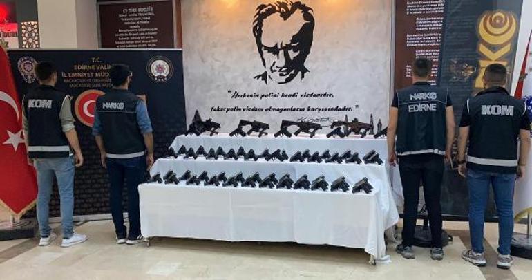 Bulgaristana çıkış yapacak TIRda, 50 tabanca ile 4 makineli tüfek ele geçirildi