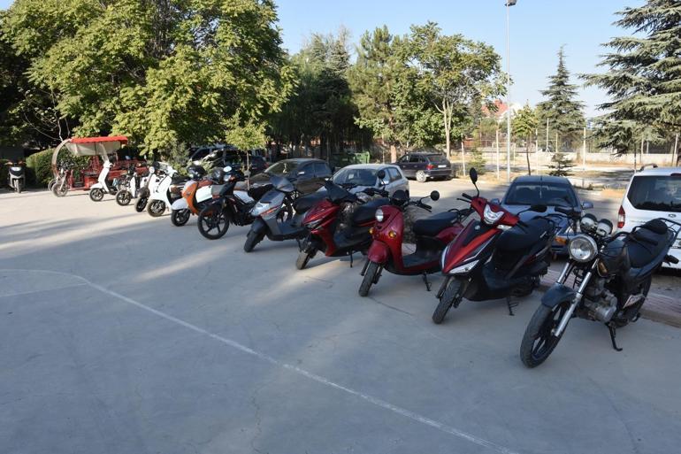 Evin bahçesinde 53 çalıntı motosiklet ve bisiklet bulundu; baba- oğul gözaltına alındı