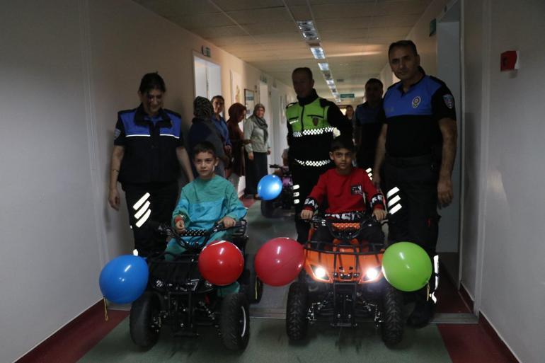 Çocuklar sünnete akülü araba ve polis eşliğinde gitti