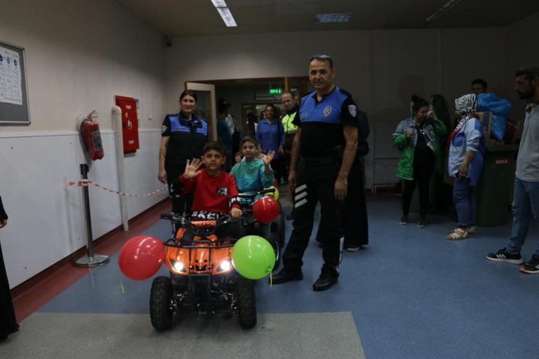 Çocuklar sünnete akülü araba ve polis eşliğinde gitti