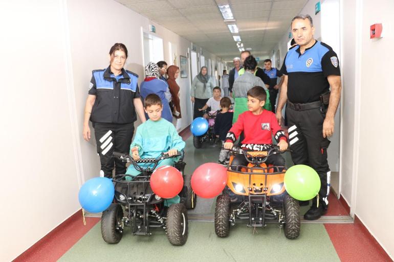 Çocuklar sünnete akülü araba ve polis eşliğinde gitti