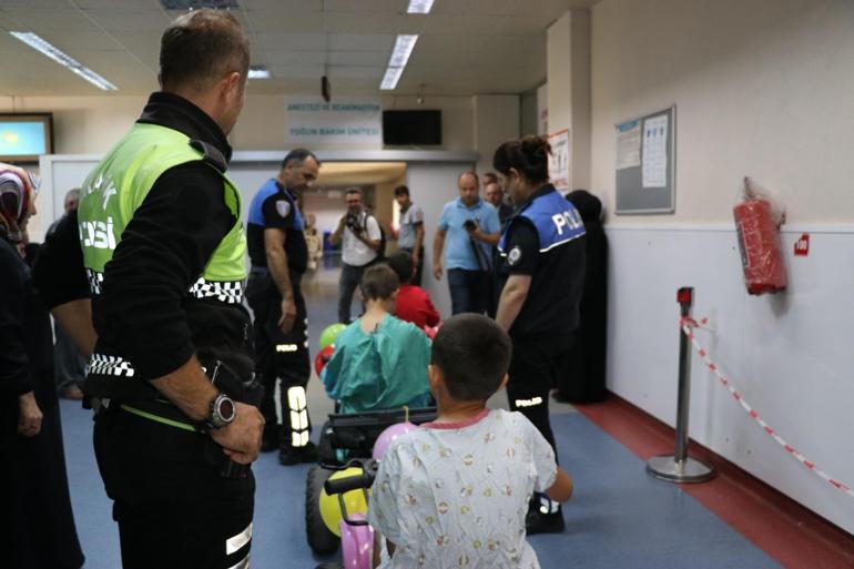 Çocuklar sünnete akülü araba ve polis eşliğinde gitti