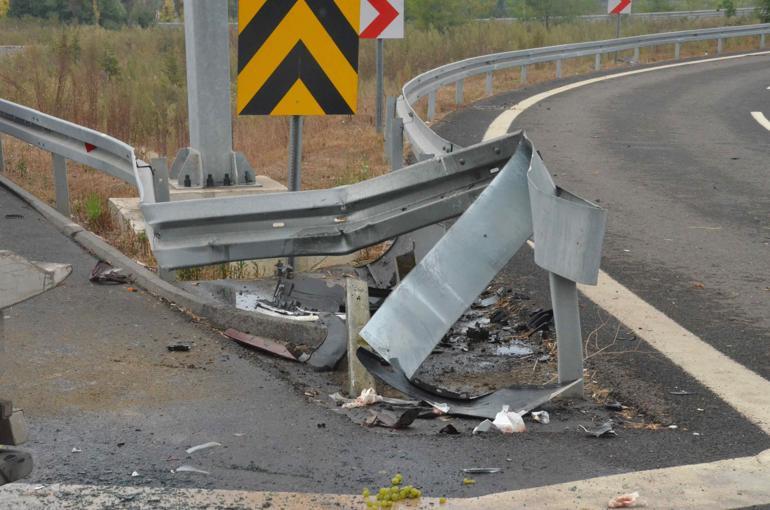 Refüje çarpan cipe, hafif ticari araç çarptı; akraba 2 sürücü yaralandı