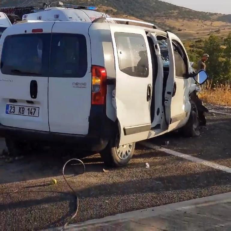 Elazığda hafif ticari araçlar kafa kafaya çarpıştı: 9 yaralı