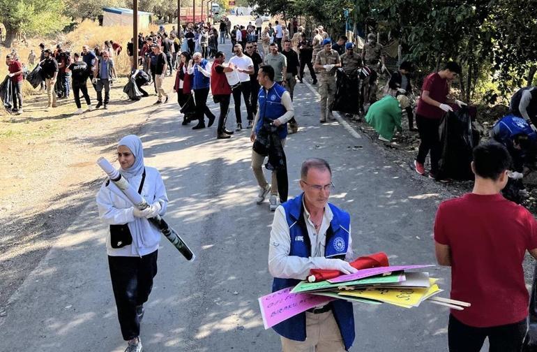 Turistler gitti, çöpleri kaldı; 200 kişi çöpleri temizledi