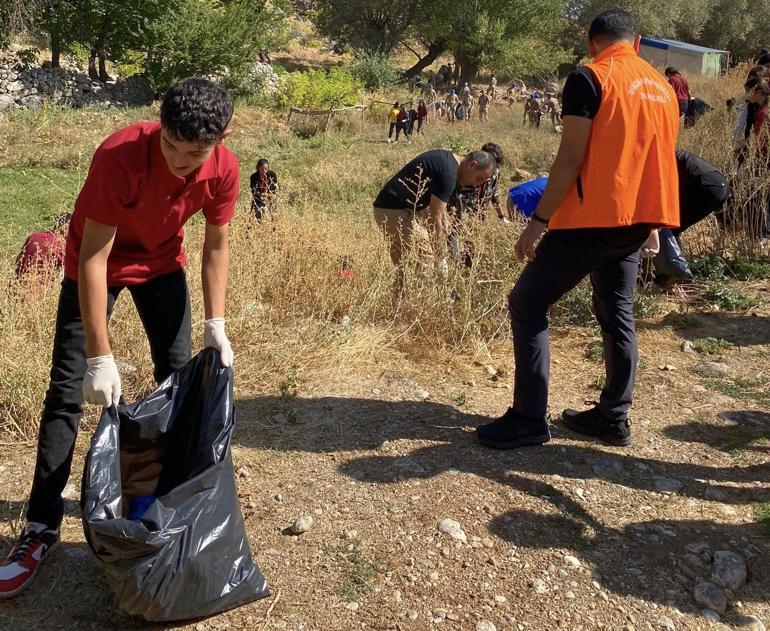 Turistler gitti, çöpleri kaldı; 200 kişi çöpleri temizledi