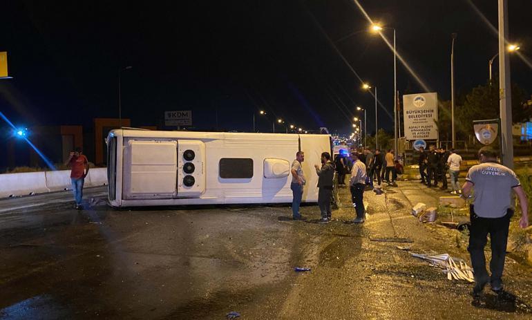 Kayseride fabrika işçilerinin taşındığı servis midibüsü devrildi: 6 yaralı