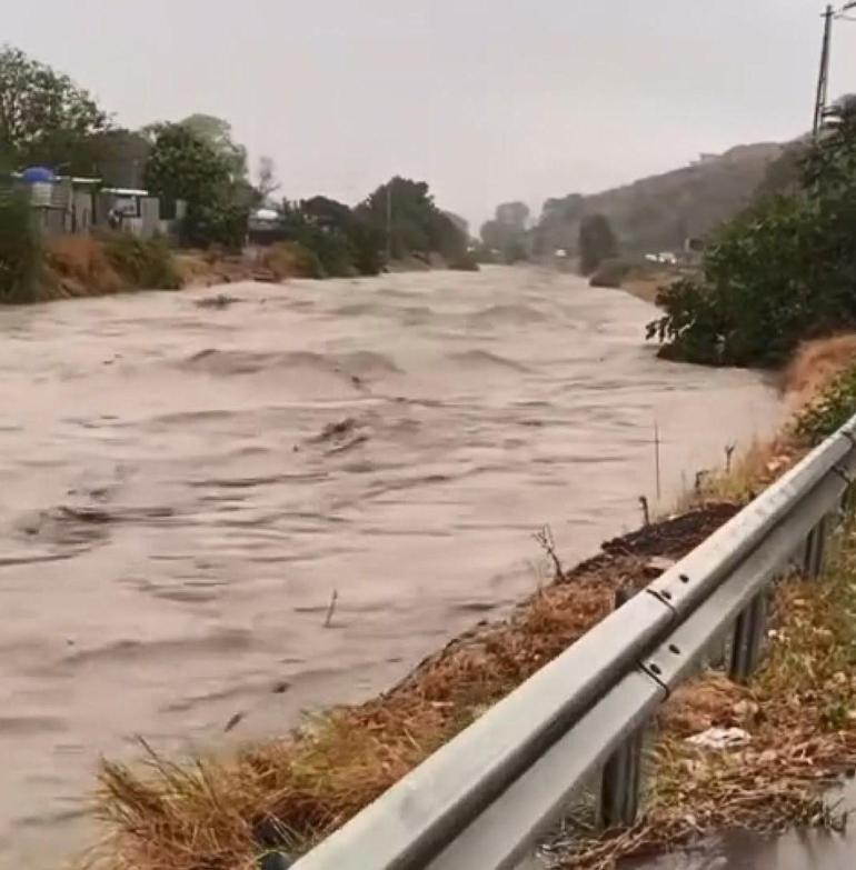 Pendikte alt geçitte mahsur kaldı; merdiven korkuluklarına atlayarak kurtuldu