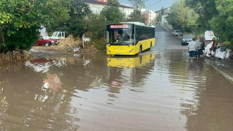 Maltepede kuvvetli yağış sonrası cadde ve alt geçit göle döndü