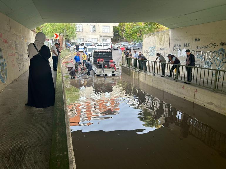 Maltepede kuvvetli yağış sonrası cadde ve alt geçit göle döndü