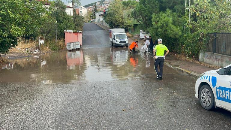 Maltepede kuvvetli yağış sonrası cadde ve alt geçit göle döndü