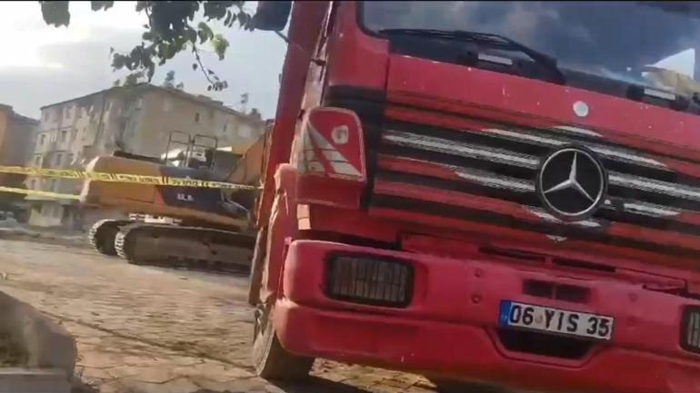 Elazığda iş makinesi ile kamyonun arasında kalan inşaat işçisi öldü