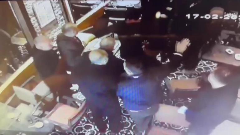 Şahinler suç örgütü üyelerinin kafedekileri darbettiği anlar kamerada