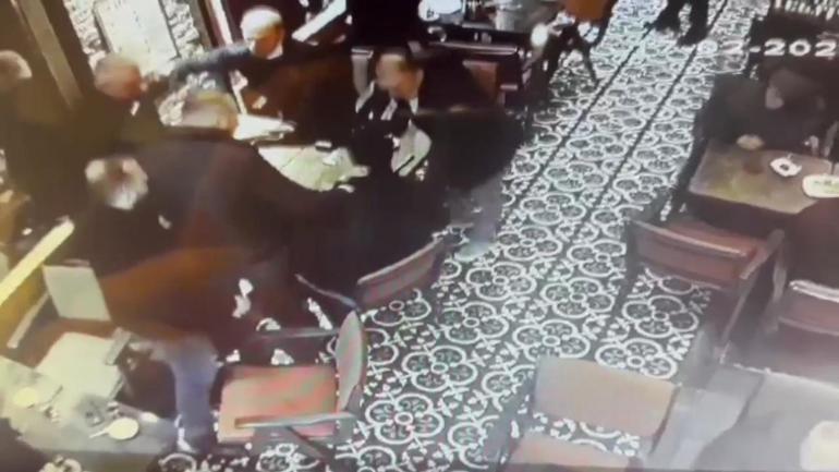 Şahinler suç örgütü üyelerinin kafedekileri darbettiği anlar kamerada