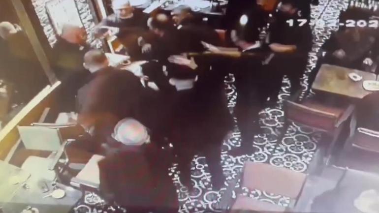 Şahinler suç örgütü üyelerinin kafedekileri darbettiği anlar kamerada