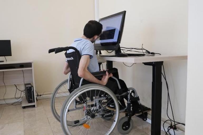 Serebral palsi hastası üniversiteli, burnu ile bilgisayar kullanıyor