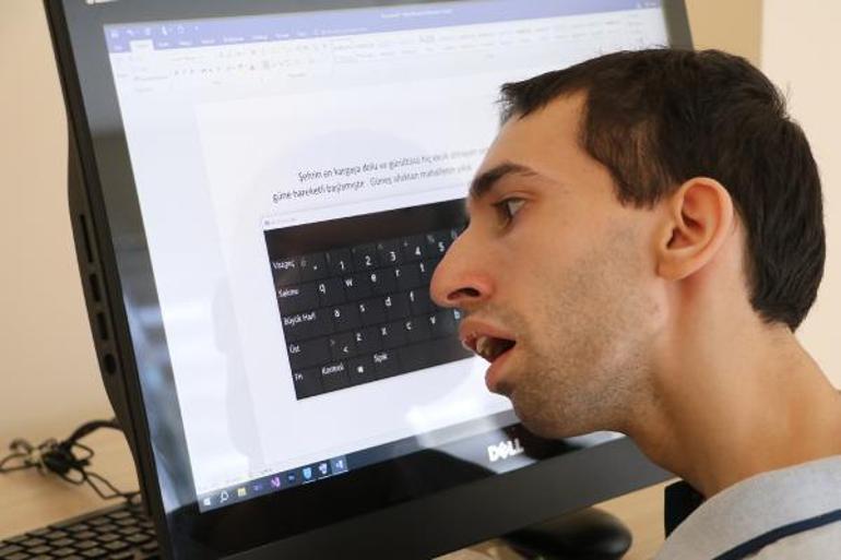 Serebral palsi hastası üniversiteli, burnu ile bilgisayar kullanıyor