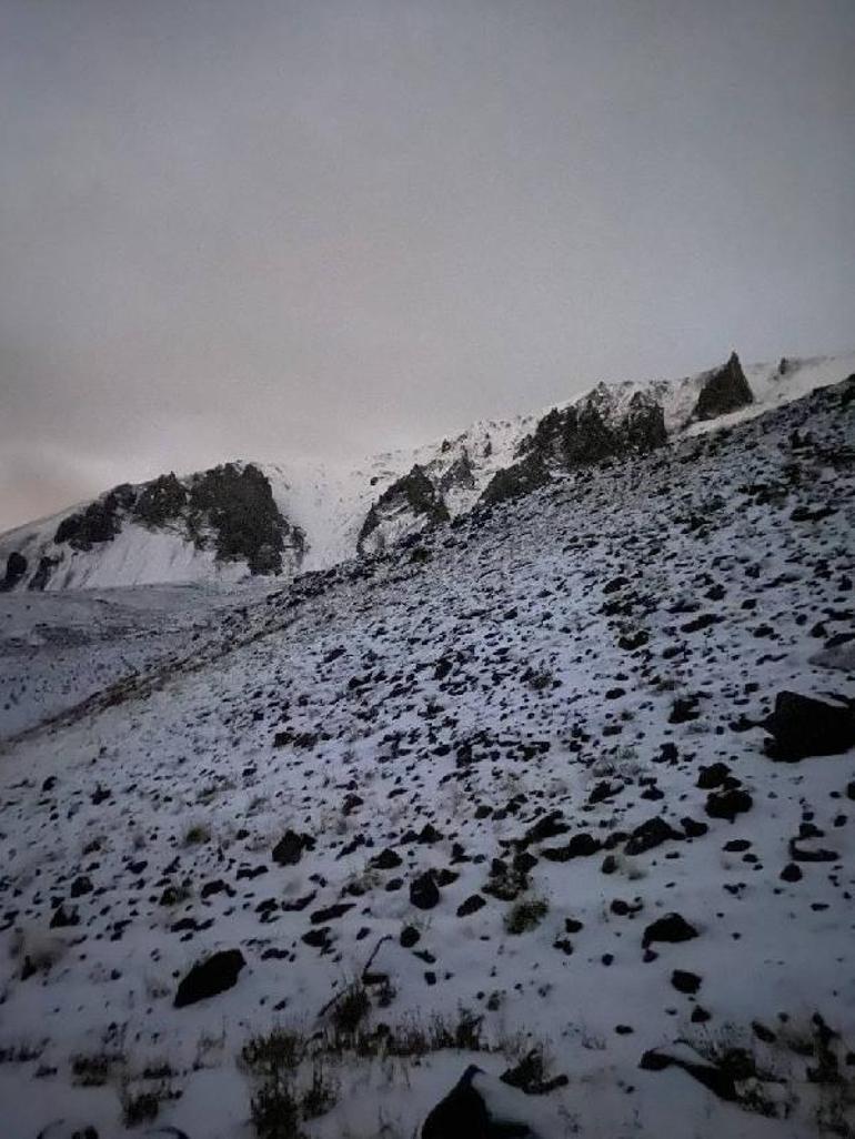 Erciyes Dağına mevsimin ilk karı düştü